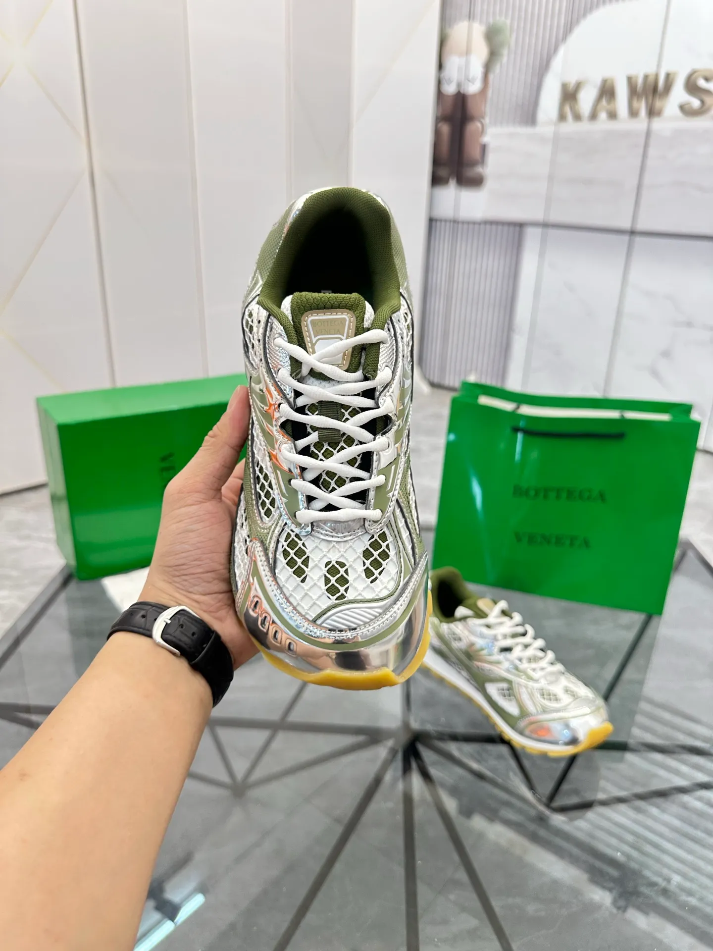 Factory men's shoes 💰: 620💰 (top version) BV Orbit sneakers Wang Yibo's same style couple's dad shoes Runner sneakers, made of lightweight technical mesh fabric. Matched with geometric pattern designed rubber outsole Wang Zha series high version Look for the package craftsmanship The actual height is much higher, but the legs are still slim. Very nice and playable and durable Matching to the standard 💯 Package shoe technology Look for the high version The outsole is made of color-blocked TPU outsole Women's model 35 36 37 38 39 40 41 (40 41 customized) Men's model 38 39 40 41 42 43 44 45. (Customized size 38 45.46) No. H345